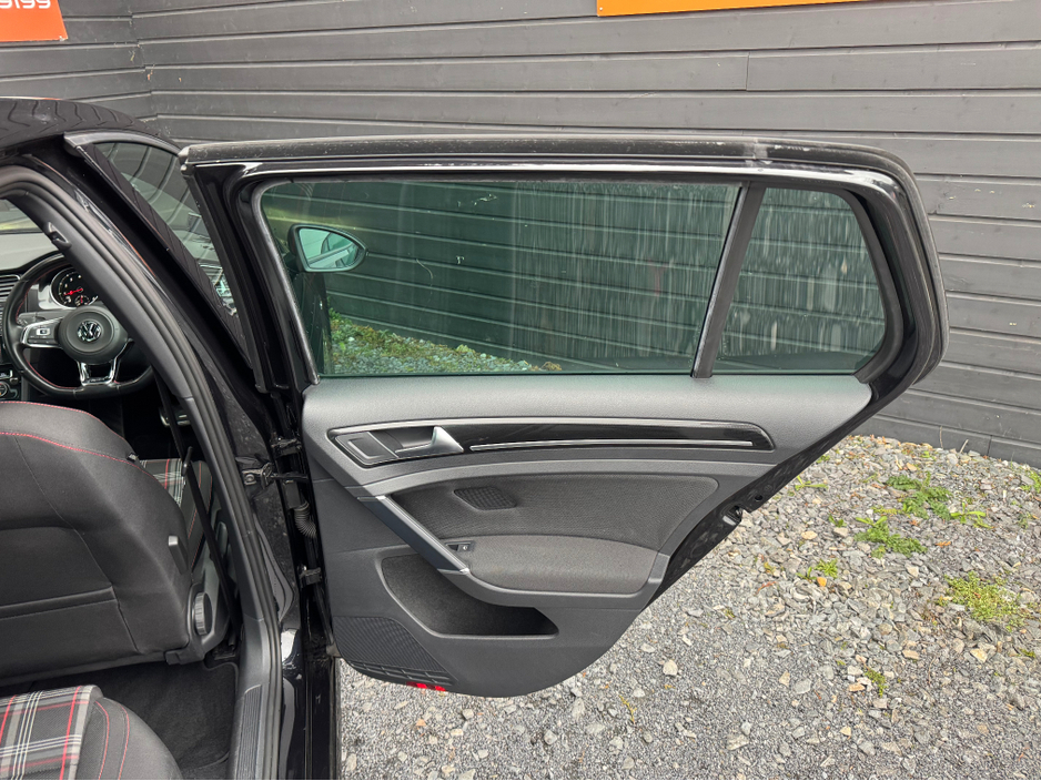 2014 Volkswagen Golf - image 16