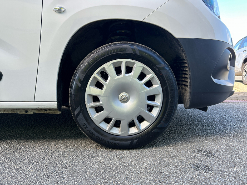 2021 Opel Combo - image 4