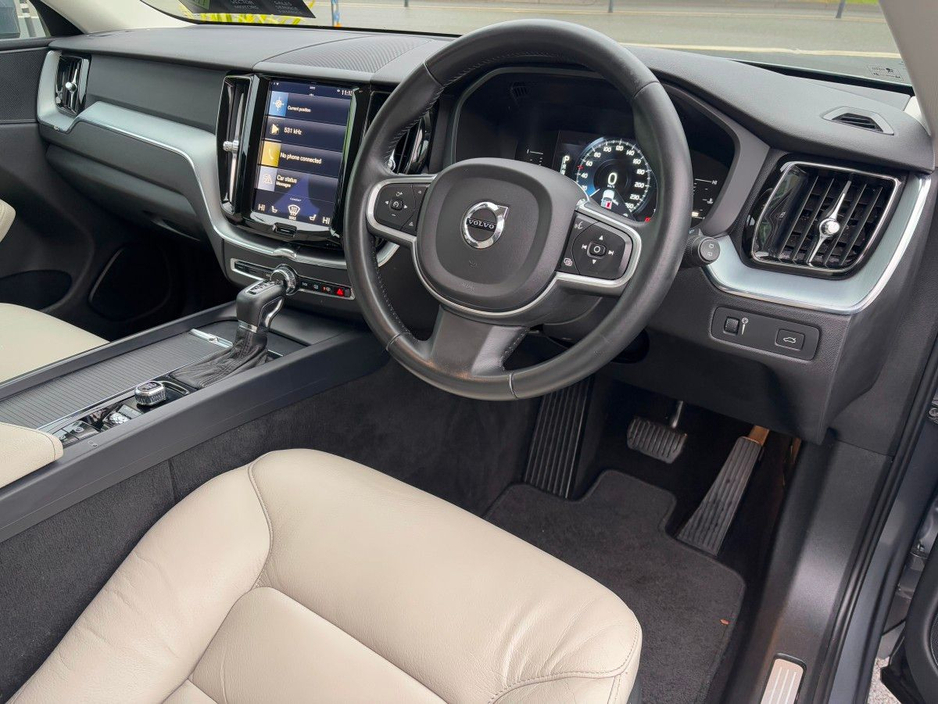 2018 Volvo XC60 - image 12
