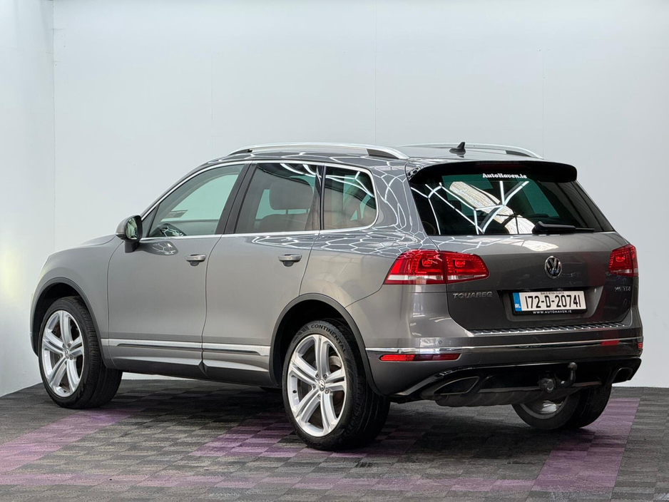 2017 Volkswagen Touareg - image 4