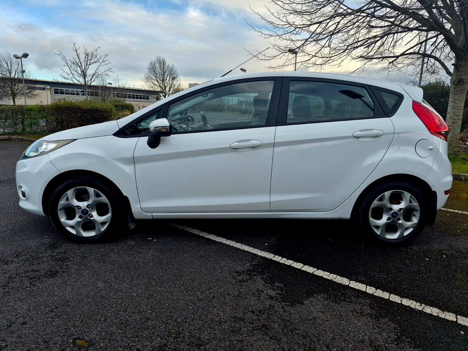 2012 Ford Fiesta - image 5