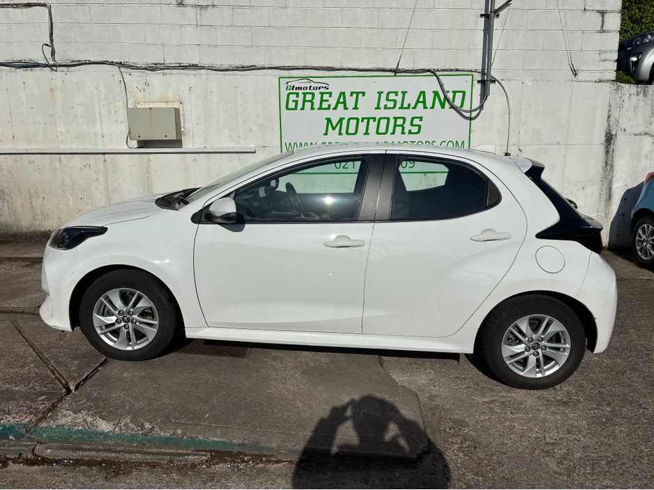 2023 Toyota Yaris - image 4