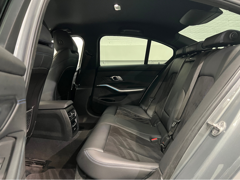 2023 BMW 3 Series - image 14