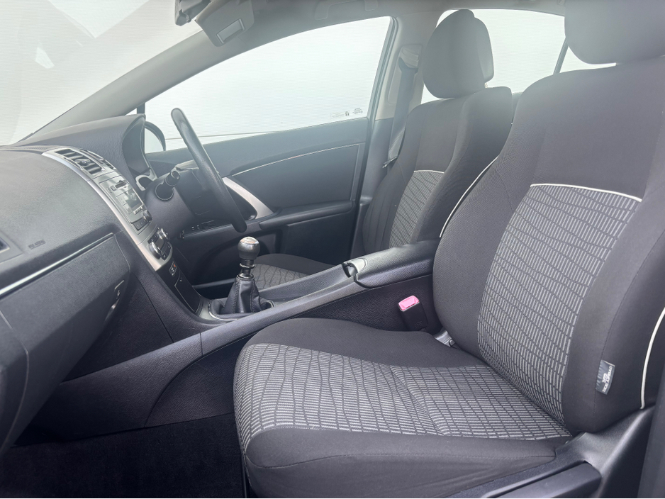 2014 Toyota Avensis - image 3