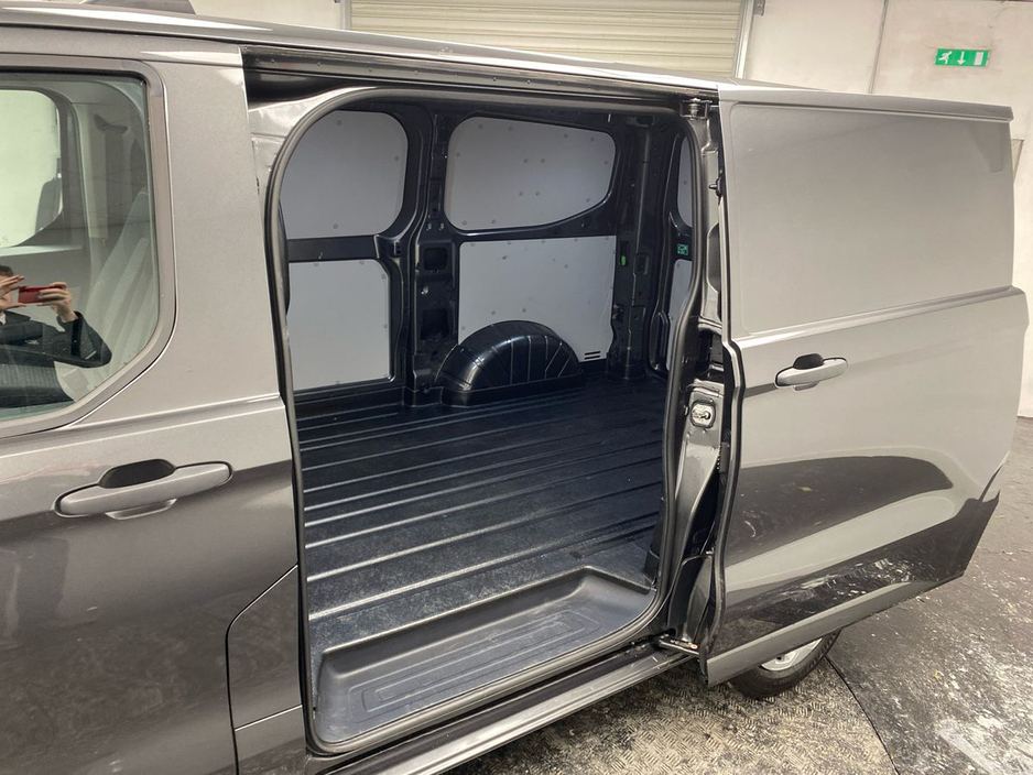 2025 Ford Transit Custom - image 13