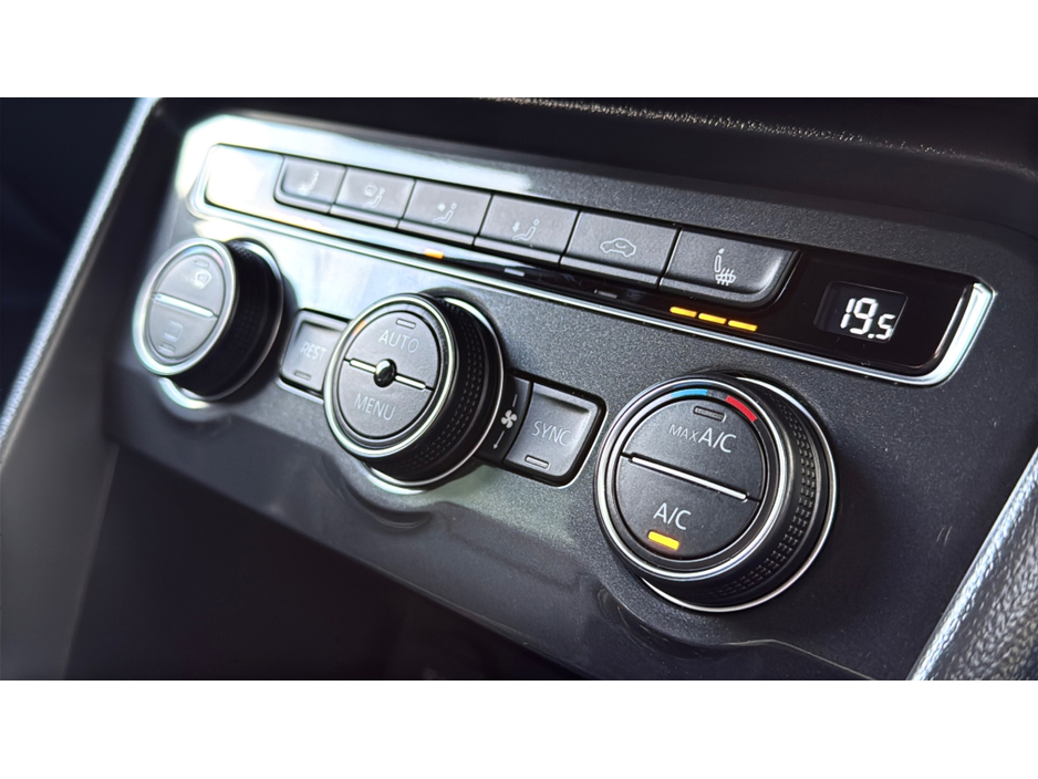 2018 Volkswagen Tiguan - image 23