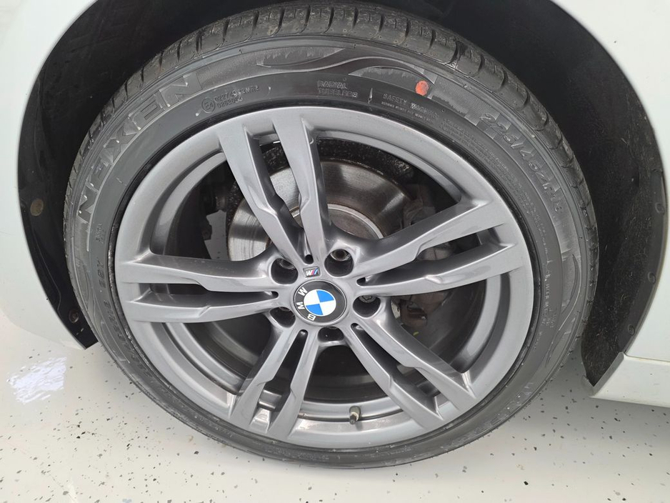 2017 BMW 3 Series - image 7