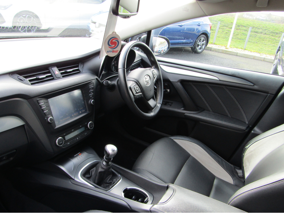 2017 Toyota Avensis - image 8