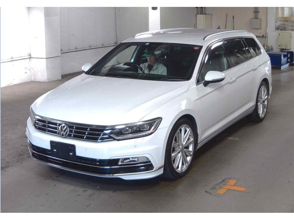 2019 Volkswagen Passat - image 2