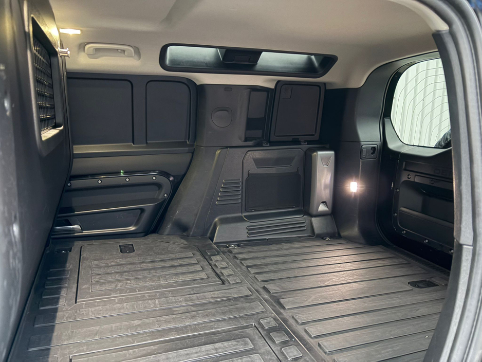2021 Land Rover Defender - image 15