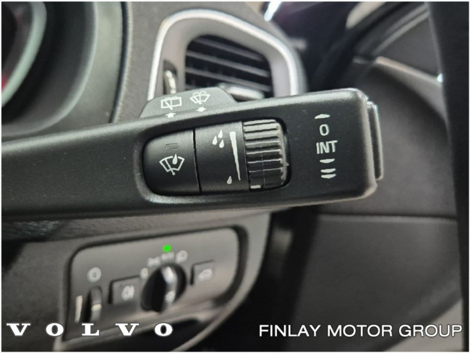 2019 Volvo V40 - image 15