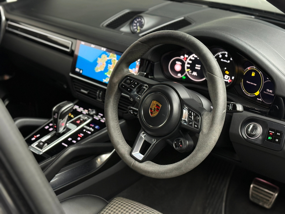 2021 Porsche Cayenne - image 10