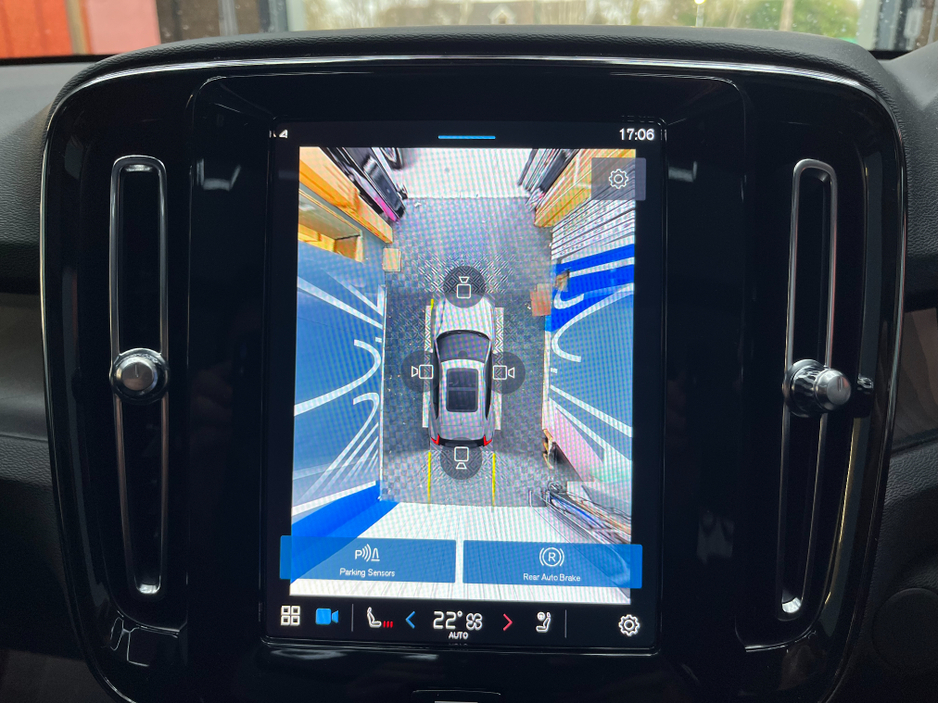 2023 Volvo XC40 - image 25