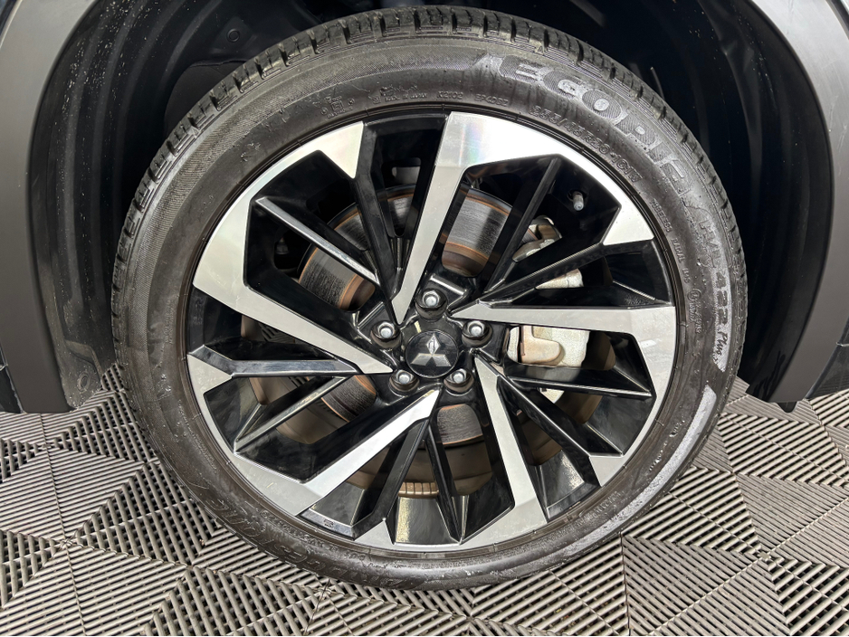 2022 Mitsubishi Outlander - image 7