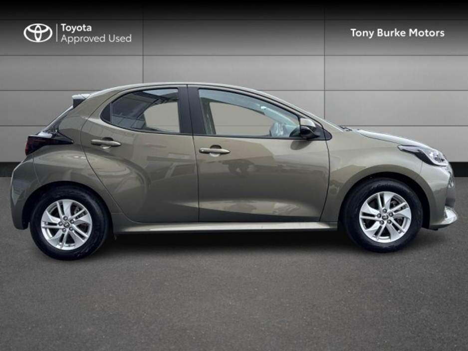 2024 Toyota Yaris - image 3