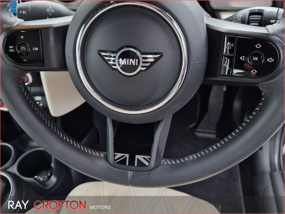 2022 MINI Hatch Cooper Exclusive €26,500