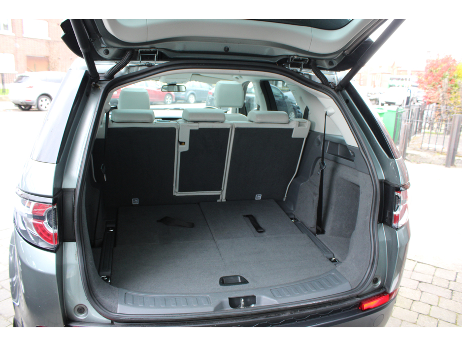 2015 Land Rover Discovery - image 10