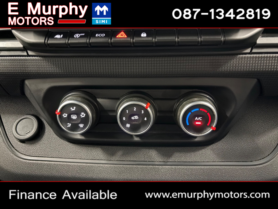 2022 Renault Trafic - image 15