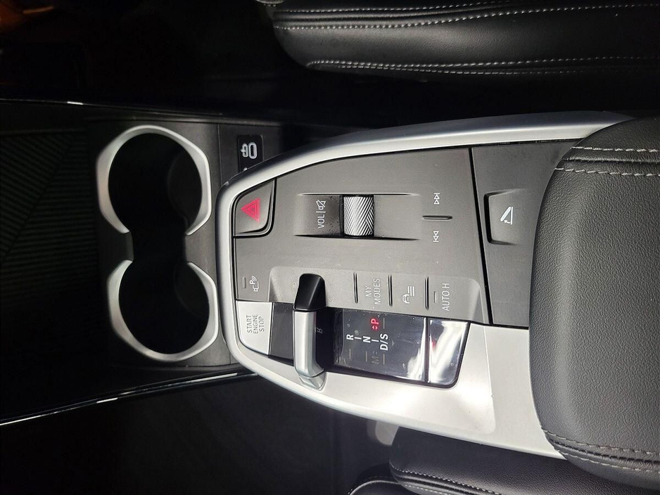 2025 BMW X1 - image 10