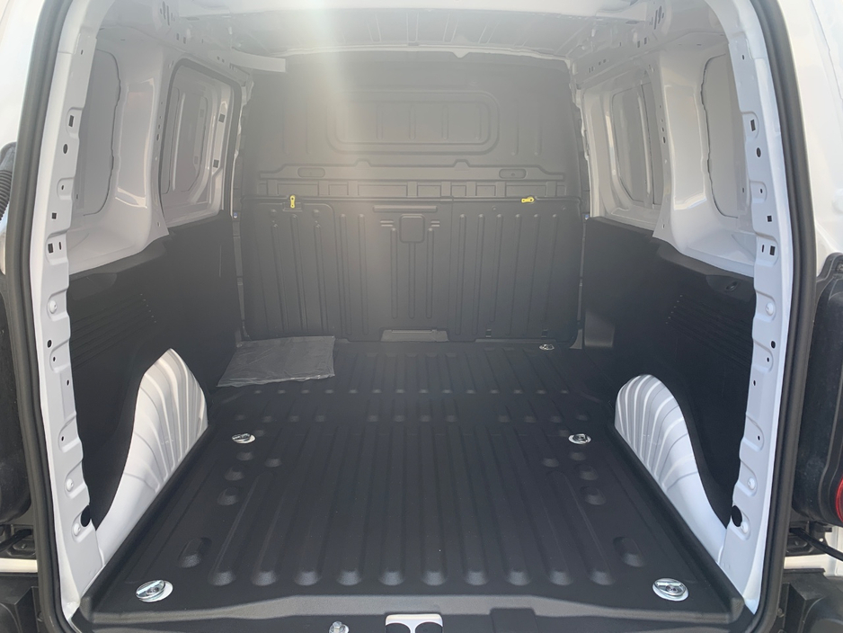 2024 Peugeot Partner - image 5