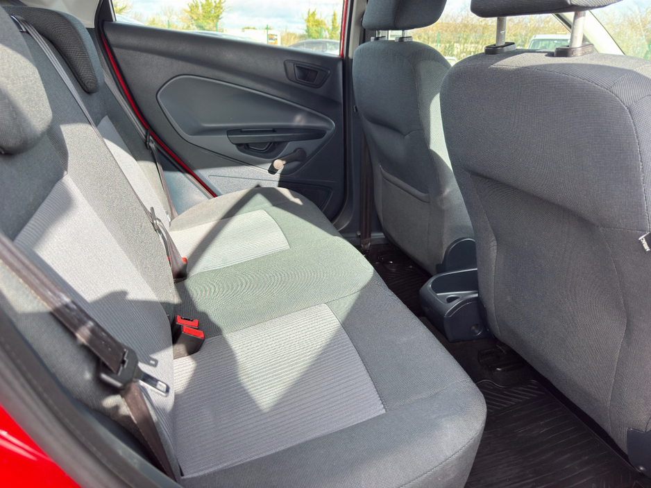 2010 Ford Fiesta - image 11