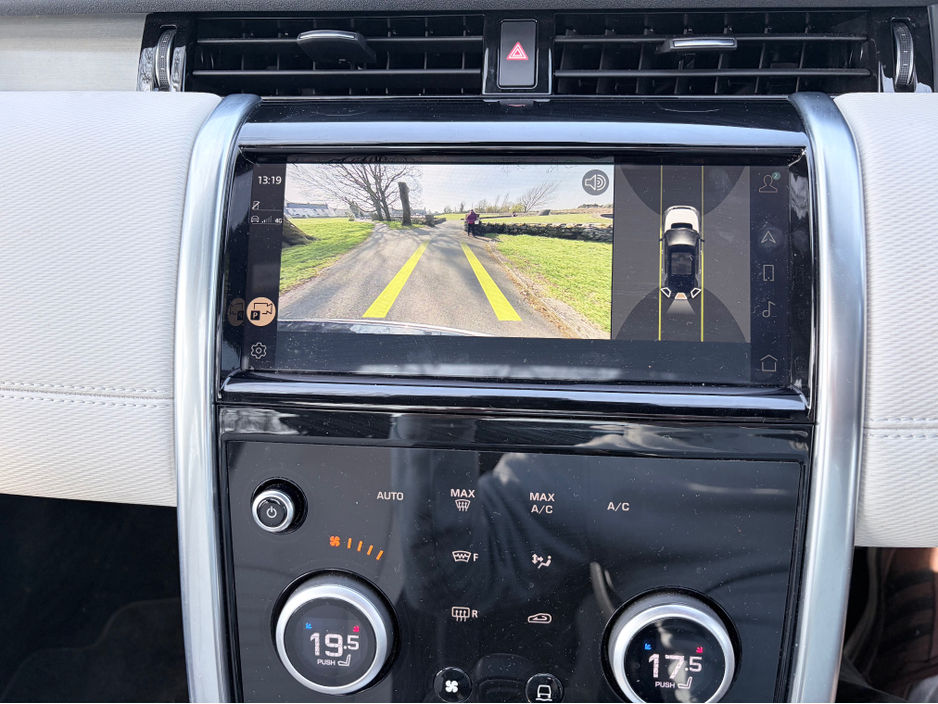 2023 Land Rover Discovery - image 13