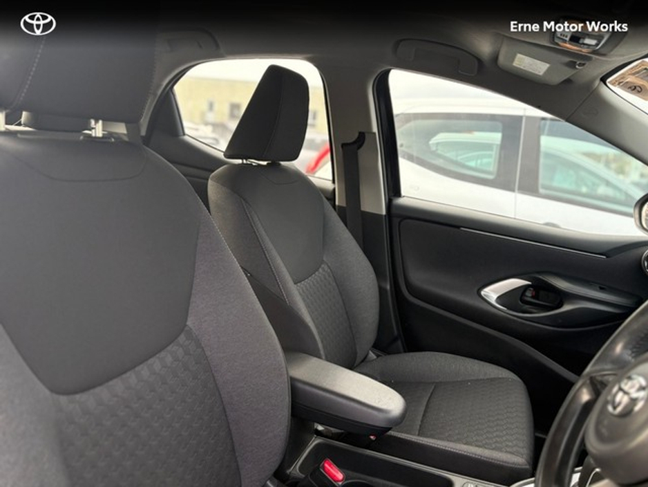 2023 Toyota Yaris YARIS 1.5 HYBRID LUNA €22,950