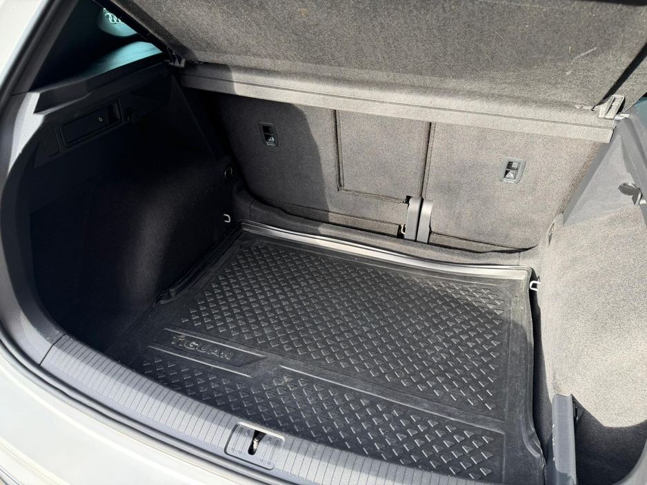 2023 Volkswagen Tiguan 231 D R-LINE 2.0 TDI 6SP FWD 150HP LOW KMS! €41,995