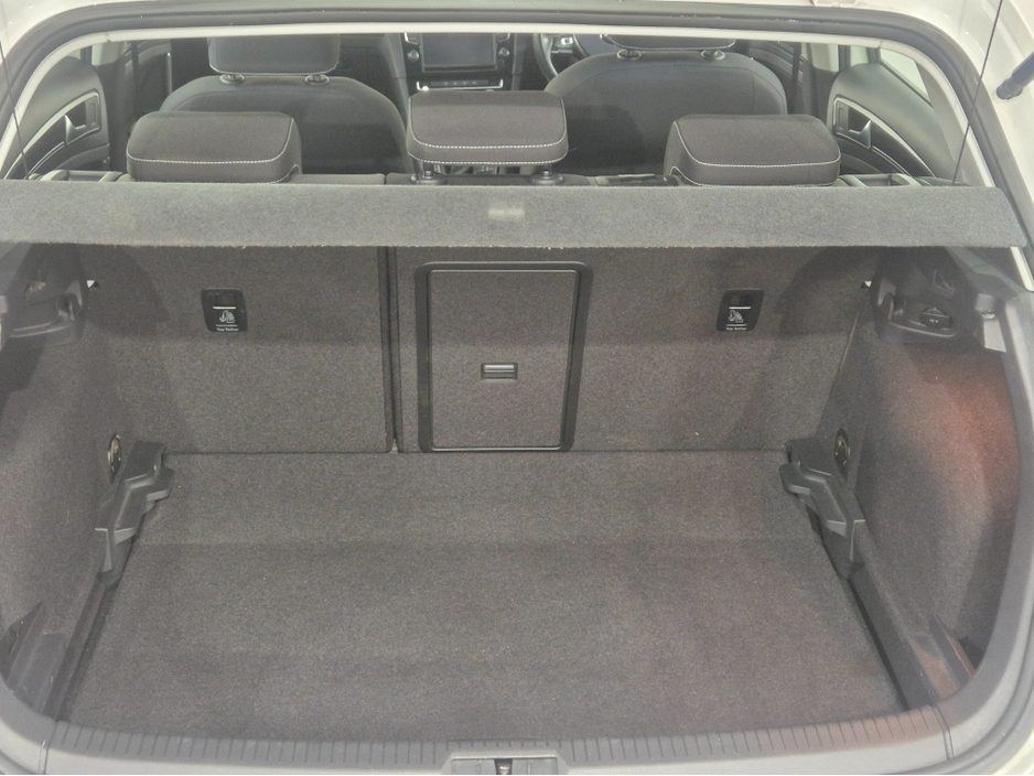 2015 Volkswagen Golf **HIGHLINE**ONLY 64000KMS**ALCANTARA SEATS*17" ALLOYS**LANE ASSIST**KEYLESS ENTRY AND START**ADAPTIVE CRUISE CONTROL**DUAL ZONE CLIMATE CONTROL**REVERSE CAMERA**BLUETOOTH STREAMING**FOLDING MIRRO €15,449