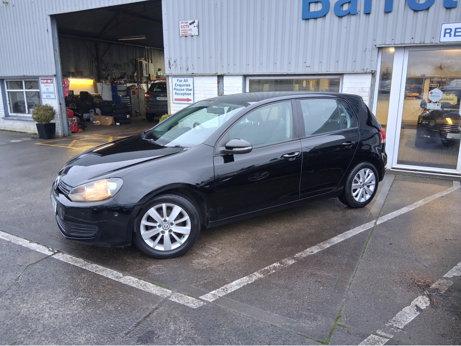 2011 Volkswagen Golf - image 2