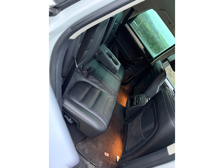 2015 Volkswagen Touareg - image 14