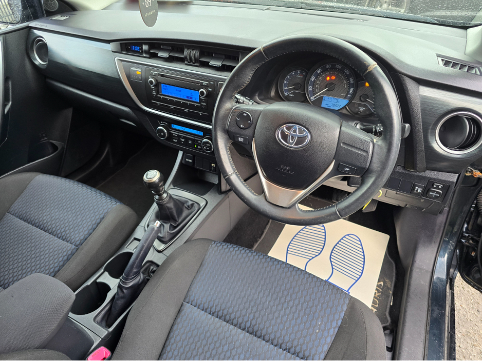 2015 Toyota Auris - image 10