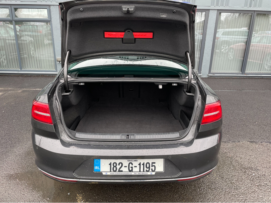 2018 Volkswagen Passat - image 5