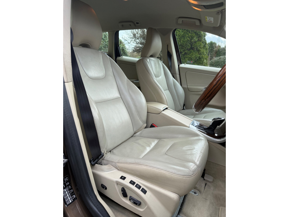 2015 Volvo XC60 - image 10