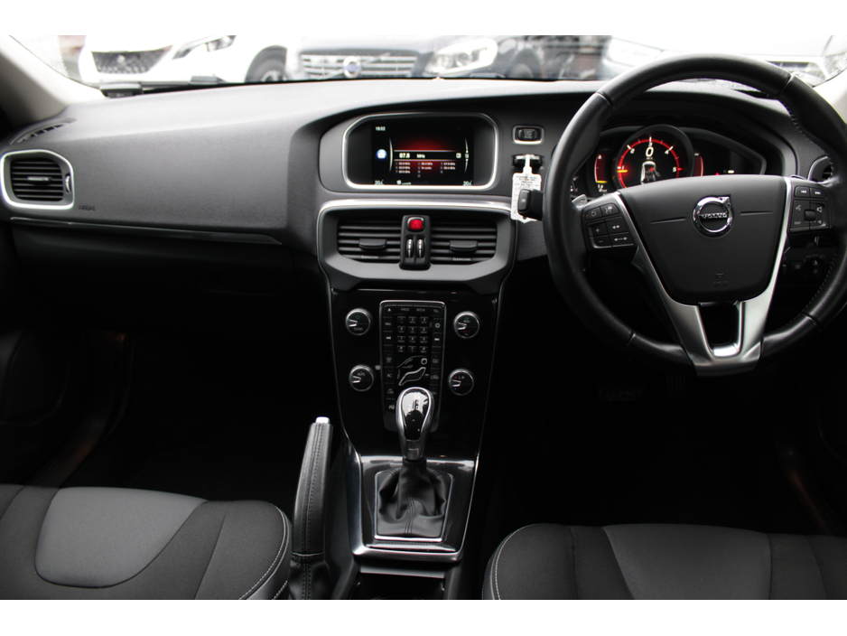 2017 Volvo V40 - image 17