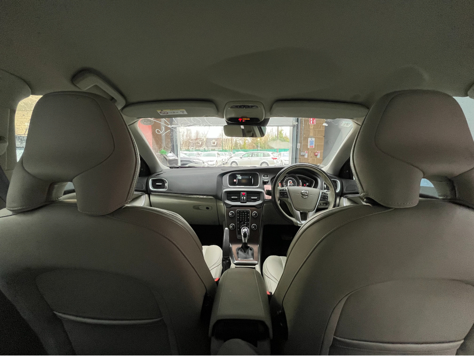 2016 Volvo V40 - image 13