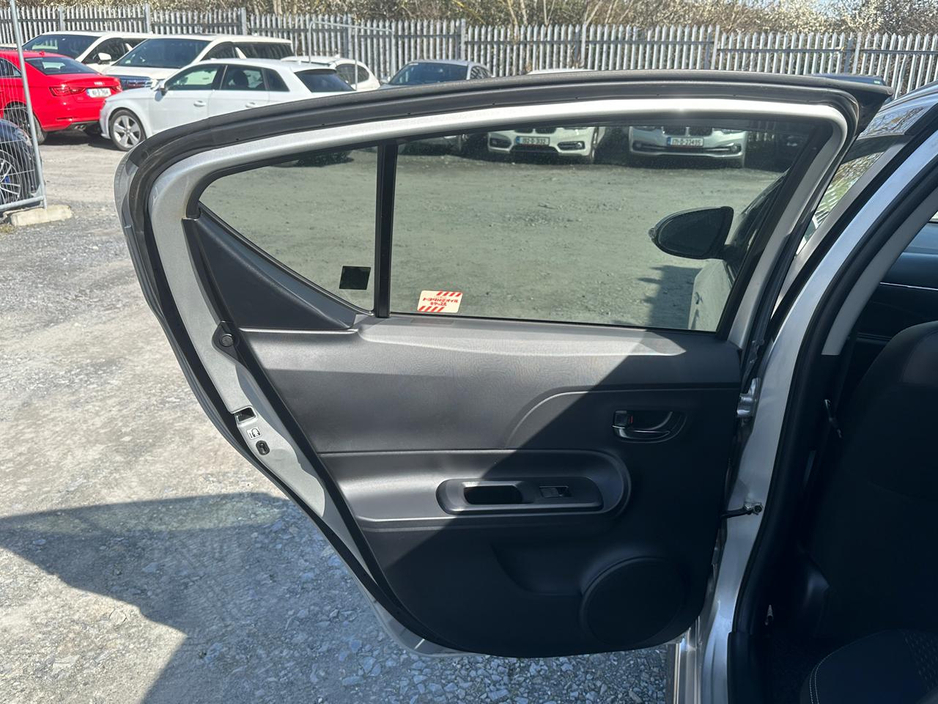 2015 Toyota Aqua - image 11