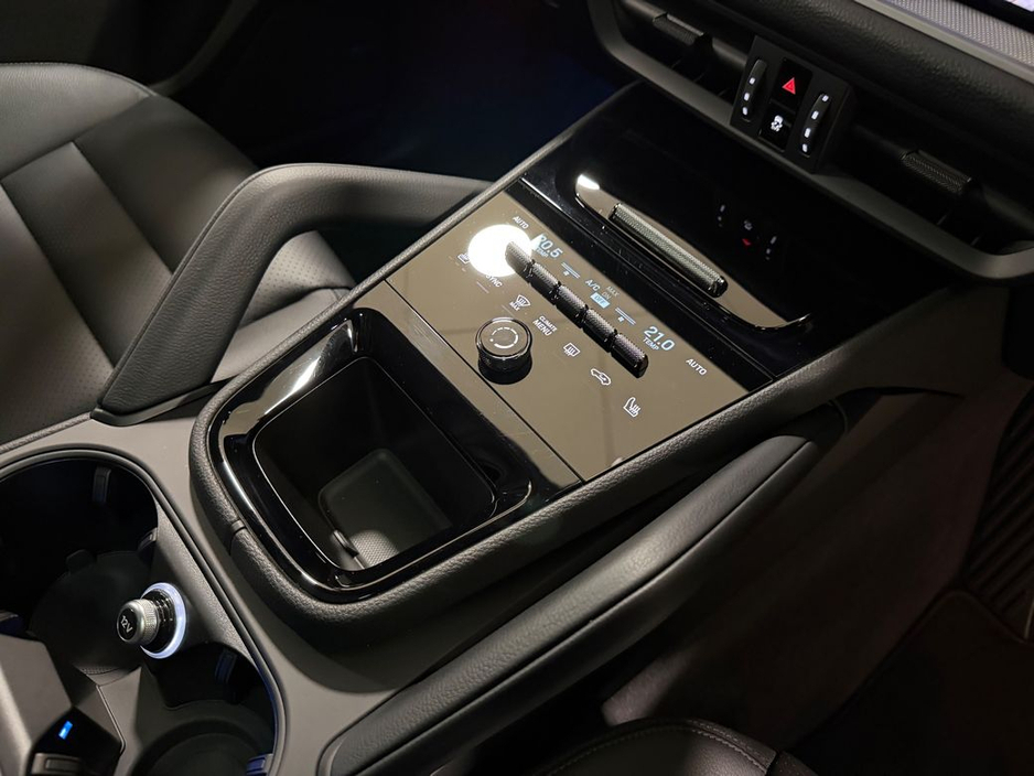 2025 Porsche Cayenne 3.0 V6 E-HYBRID=LOW MILES//HUGE SPEC//AS NEW=2 YEAR WARRANTY=TAILORED FINANCE PACKAGES AVAILABLE=TRADE IN'S WELCOME €114,995