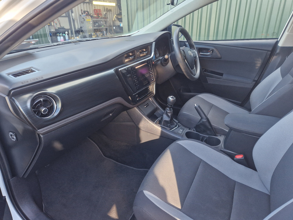 2017 Toyota Auris - image 13