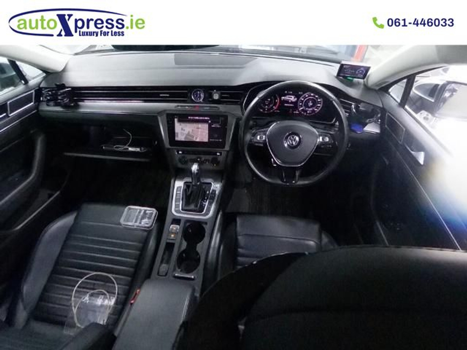 2019 Volkswagen Passat - image 2