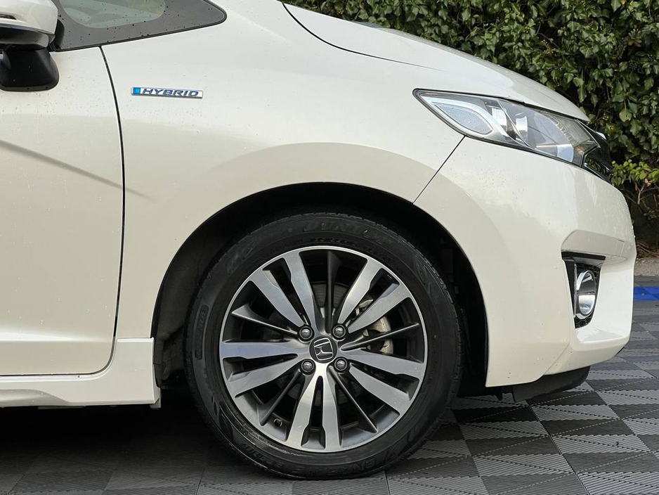 2016 Honda Fit SPORT 1.5 HYBIRD AUTO // REVERSE CAMERA // DIAMOND CUT ALLOYS // DIGITAL CLIMATE CONTROL €10,900