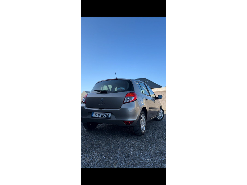 2010 Renault Clio - image 5