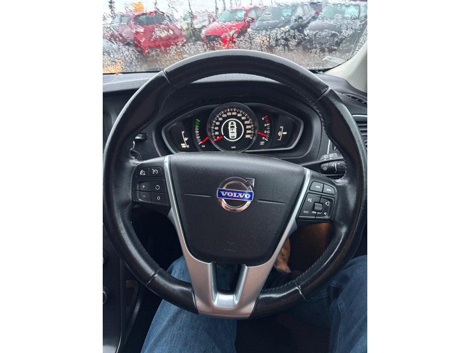 2015 Volvo V40 1.6 D2 (115hp) SE Leather €8,950