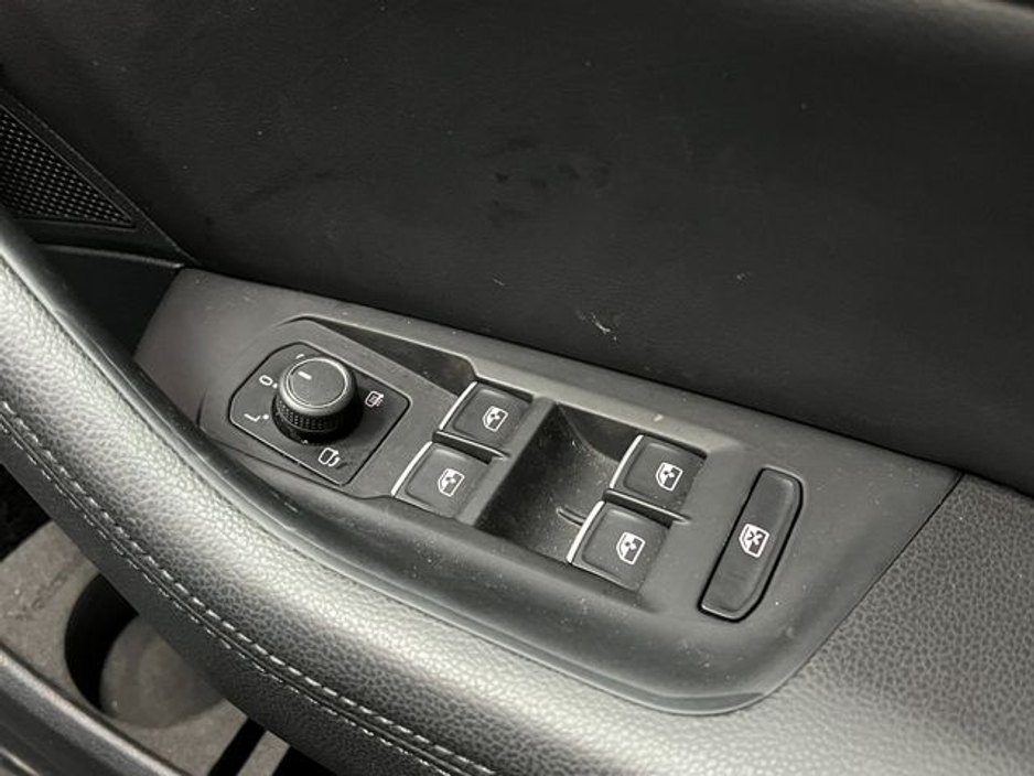 2018 Volkswagen Passat - image 34