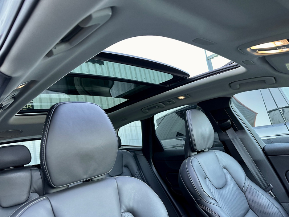 2025 Volvo XC60 - image 13