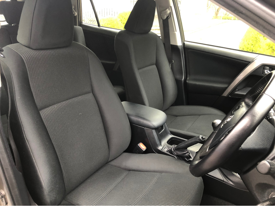 2016 Toyota Rav4 - image 9