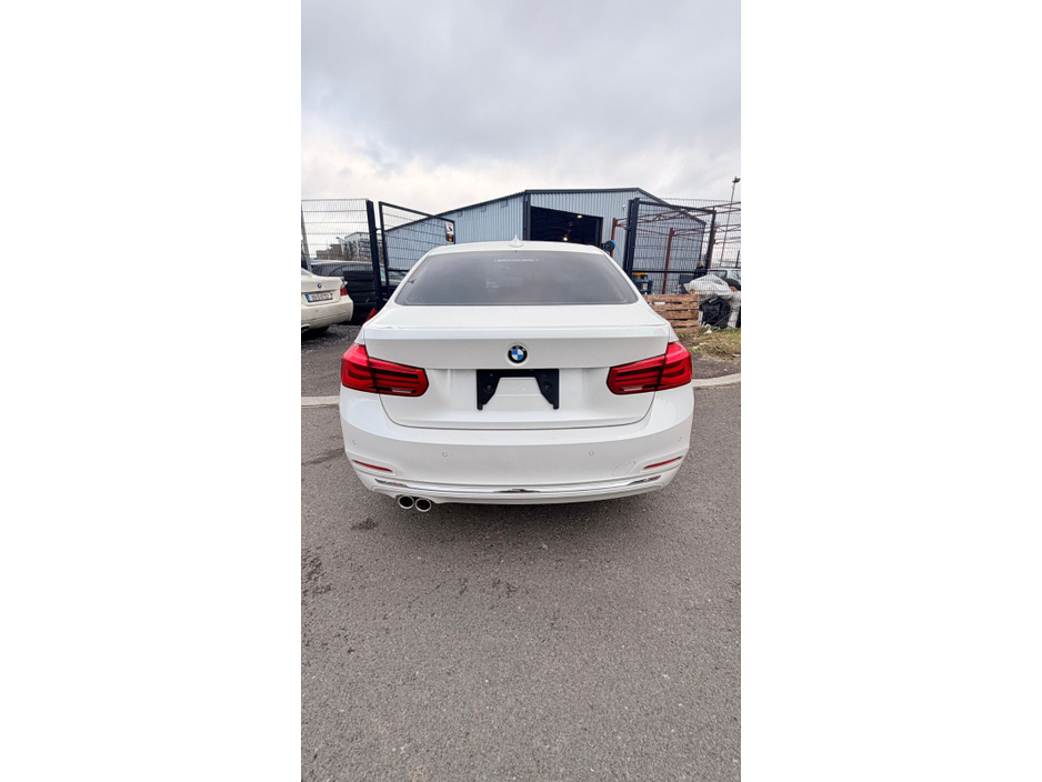 2017 BMW 3 Series - image 5