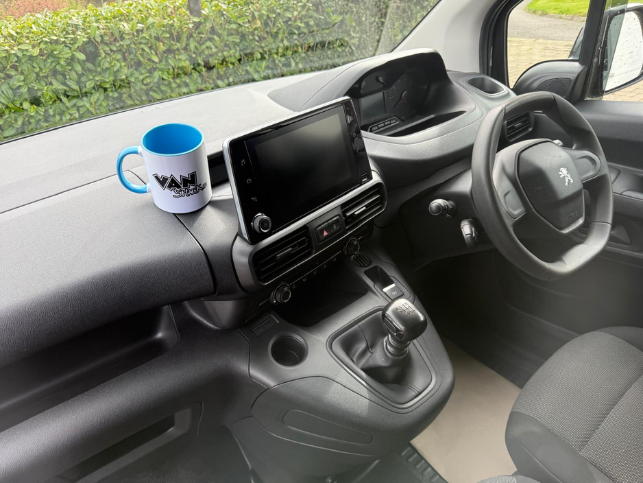 2022 Peugeot Partner - image 11