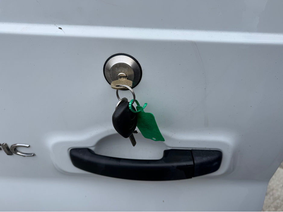 2021 Renault Trafic - image 11