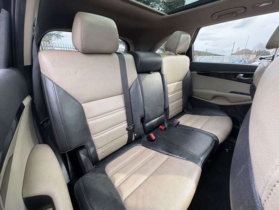 2016 Kia Sorento - image 9